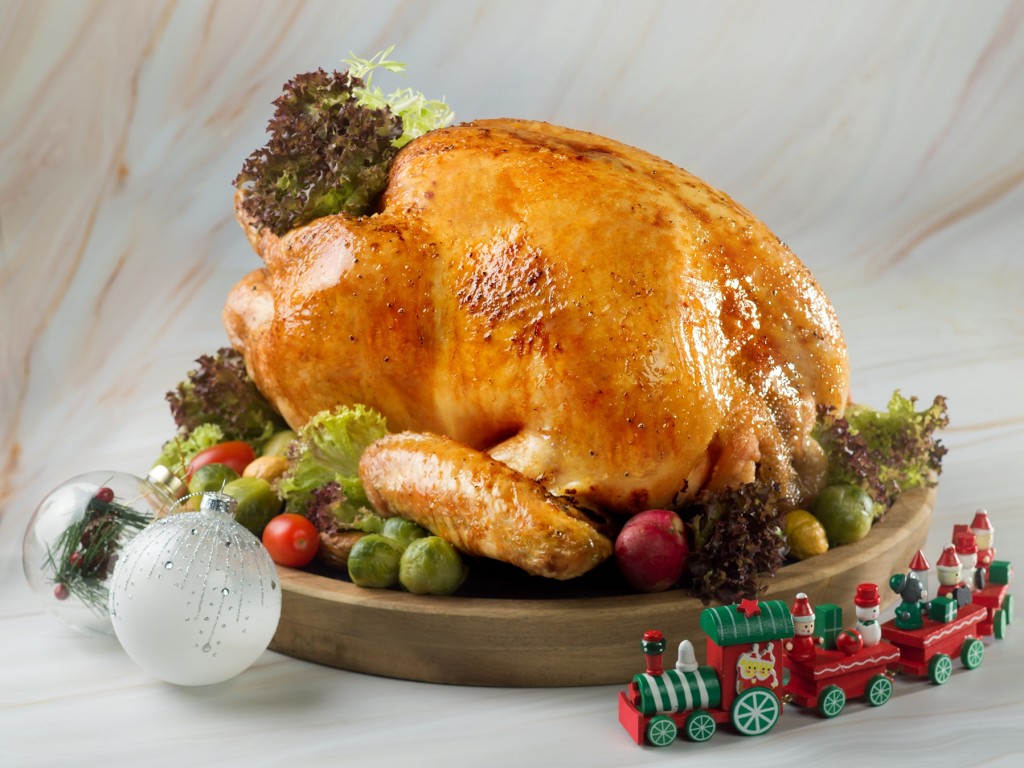傳統聖誕烤火雞配以燒汁、黑椒汁、蘋果蓉及金巴利汁——性價比高聖誕自助餐
